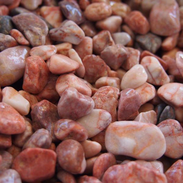 品名: ピンクタンブルサイズ: 3分 (10~15mm)種類・材質: 石灰岩建築資材の用途: 床材｜ガーデニング｜庭｜庭石｜敷き砂利原産国/製造国: ベトナム