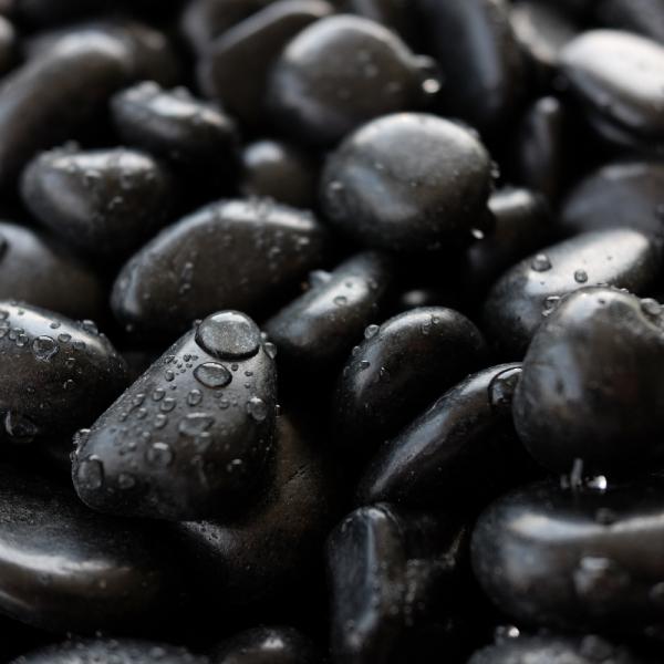 品名: 黒光石サイズ: 5分 (16~22mm)種類・材質: 玄武岩建築資材の用途: 床材｜ガーデニング｜庭｜庭石｜敷き砂利原産国/製造国: 中国