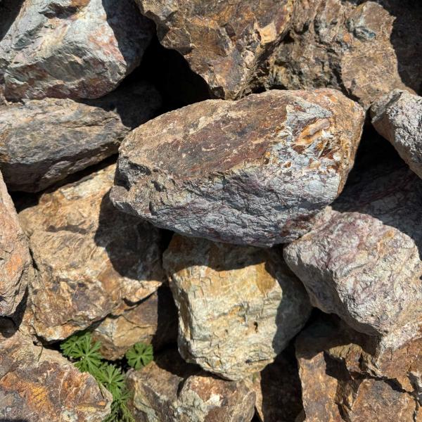 品名: 岐阜チャートサイズ: 50~150mm種類・材質: チャート石(岐阜県)建築資材の用途: 床材｜ガーデニング｜庭｜庭石｜庭石原産国/製造国: 日本