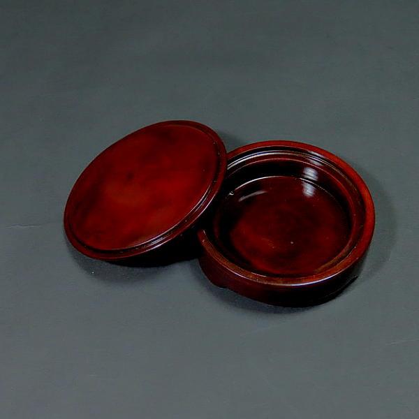 落ち着きのある花梨製の印合です。印泥を収納するための器で、木の温もりが手に心地よく伝わります。安定感があり、実用性と見た目の上品さを兼ね備えています。専用箱入りで保管にも便利です。サイズ：（外径）約72mm 厚さ 約25mm　　　　（内径）...