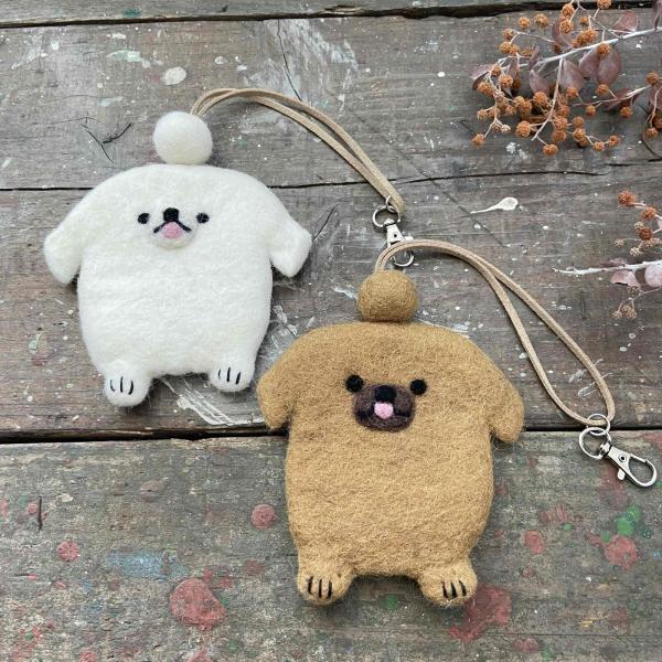ペキニーズの可愛さをぎゅっと閉じ込めた、羊毛フェルトのキーケースです。ふんわり温かみのある羊毛フェルトは、手に取るたびほっこり。ペキ好きさんはもちろん、「可愛い雑貨が好き」「癒しアイテムを持ち歩きたい」という方にもおすすめです。カラーは、ホ...