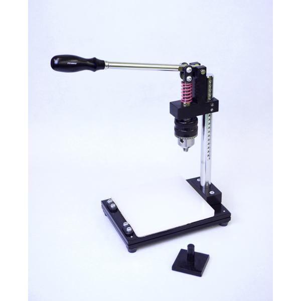 コンパクトな卓上サイズながら、マルチに使えるハンドプレス機。ドリルチャック部に工具を差し込んで、またアタッチメントをセットして力のかかる工具も、音を気にせず安心して作業ができます。※新仕様のPP板付きになります。旧仕様で必要だった説明画像に...