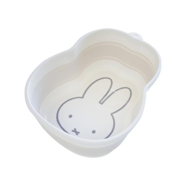 ちょっとした洗濯物の手洗いやお皿洗いに使える便利な折りたたみ桶です。折りたたむと高さが約3分の1になり、吊る用のフック穴も付いていて収納にも困りません。●サイズ：幅24.5×奥行32×高さ11.9cm、収納時高さ4.4cm●容量：約5L●材...