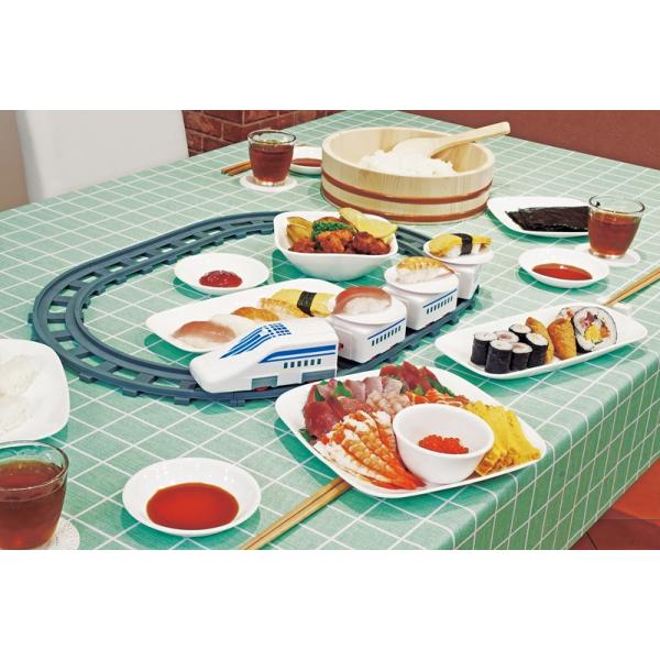 電車がお寿司をお届け!おウチで楽しく回転寿司。テイクアウトのお寿司でも手作りお寿司でも楽しさ倍増。●サイズ：(約)幅63.5×奥行44×高さ7.5cm(セット時)●重量：(約)480g●レール全長：(約)158cm●使用電池：単三形乾電池2...