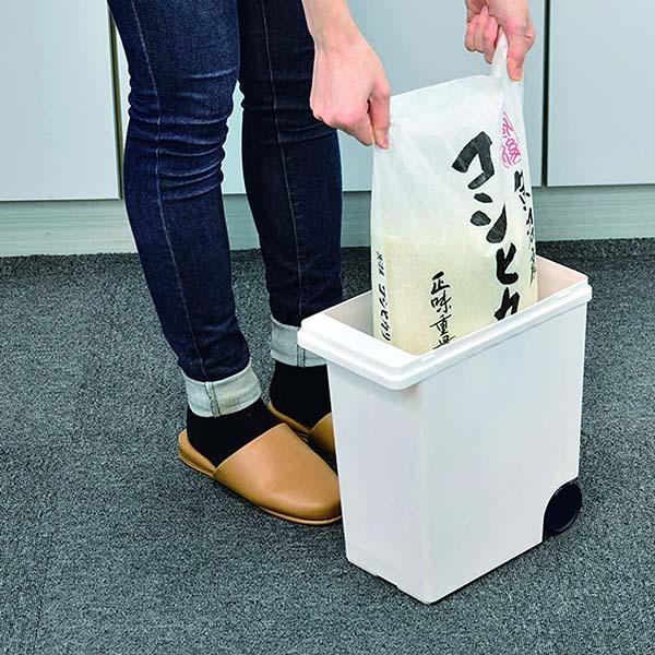 他サイト： パール金属　HB-5421　袋のまま保存米びつ5kg用(1合カップ付)の商品画像