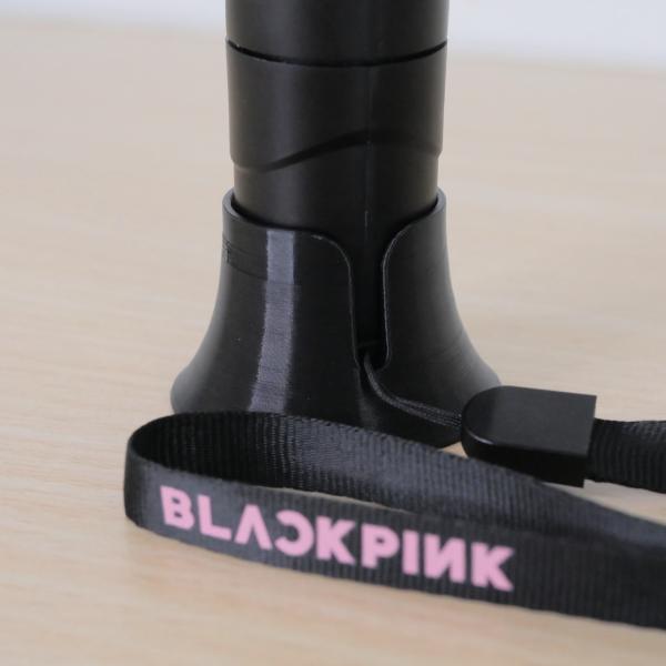 「BLACKPINK OFFICIAL LIGHT STICK Ver.2」を自立させることが出来るスタンドです。切り込みが入っており、ストラップを付けたまま立てることが可能です。製品サイズ：縦48×横48×高さ28素材：植物由来樹脂（バイ...