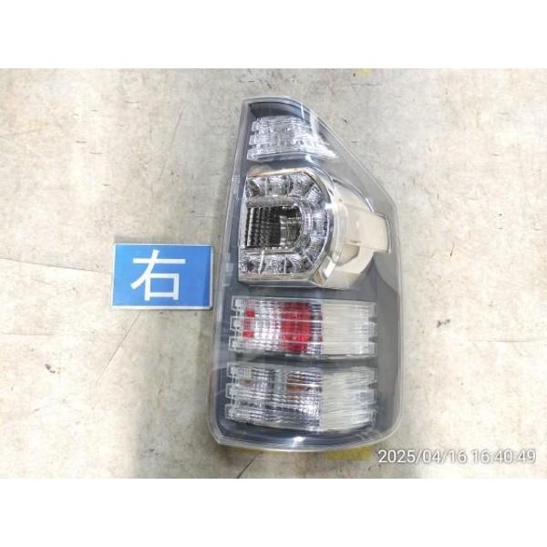 ヴォクシー 【KBT】ヴォクシー DBA-ZRR70G 右テールランプ 81551