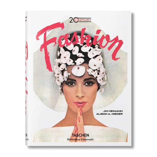 この図解ファッションストーリーでは、Jim Heimannのコレクションに収められた400のファッション広告が、20世紀のトレンドやシルエットの変化だけでなく、ファッションがパリの高級サロンビジネスから今日の世界的なメガ産業へと発展していく...