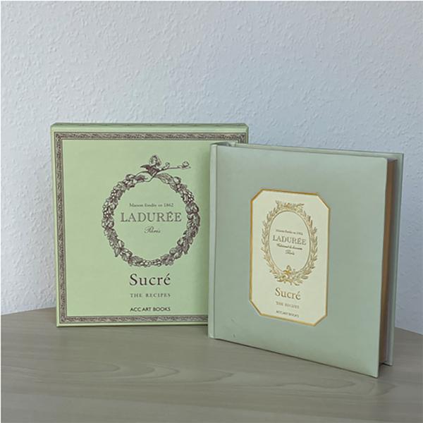 パリ発の老舗パティスリーブランド「ラデュレ」が、人気商品のレシピブックを発売しました。ストロベリーケーキやピスタチオフィナンシェ、マカロンなど100種類ものレシピを掲載しています。天金加工（本の側面を金色に彩色する加工）が施された本がギフト...