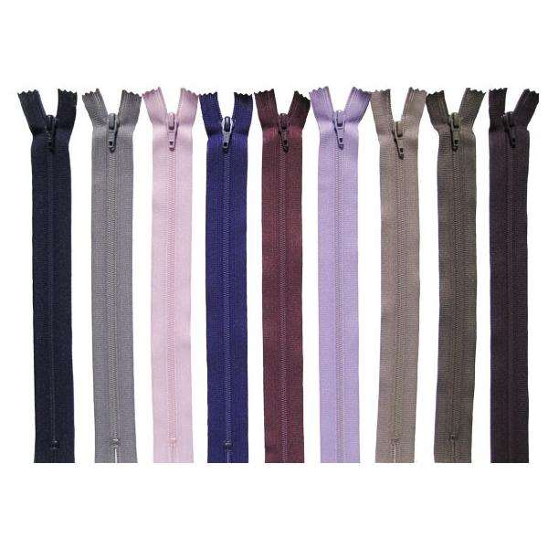 フラットニットファスナーは柔らかさと薄さを追求した、ニットテープにエレメント（ファスナーのムシの部分）を編込んだファスナーです。薄い生地やストレッチ素材に使っても、ファスナー部分だけが動きがなく硬くなるということがありません。