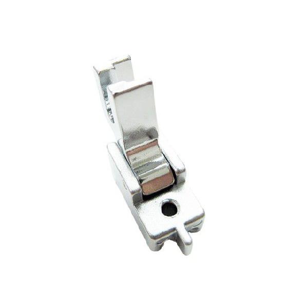 ごく一般的な金属製両溝のコンシールファスナー押えです。【家庭用】のミシンに使えます。この押えはYKK2cc(薄地)コンシールファスナー専用です。家庭用コンシールファスナー押え［プラスチック製両溝］と家庭用コンシールファスナー押え［金属製両溝...