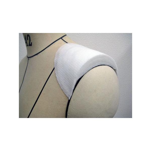 裏付きジャケットなどの中に入れる普通袖（セットインスリーブ）用の肩先がストンと切れた肩パッドです。※中綿が見えていますので、このまま使う場合は必ず布で包んでください。