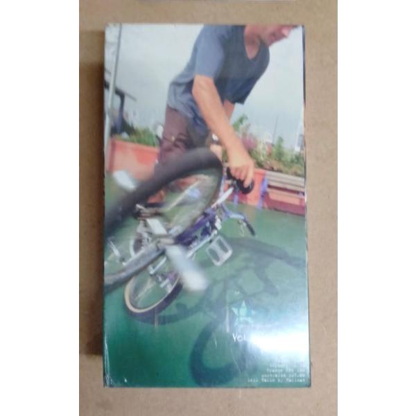 プロップスのVHSビデオです。新品ですが見れない可能性あります。パッケージ破れの有る物も有りますのでNOSにご理解の有る方のご購入お願い致します。96年秋号です。