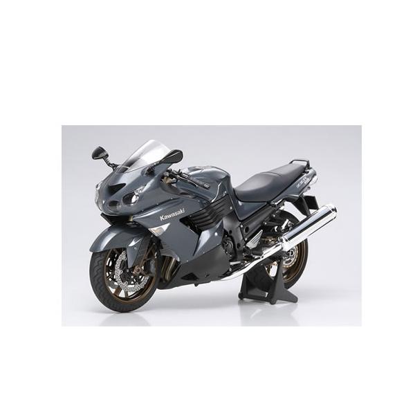 1/12スケールのプラスチックモデル組み立てキットです。エアロダイナミクスを追求した迫力のフォルムを実車そのままに再現。 6眼のライトを配した存在感あふれるフロントカウルもリアルにモデル化。 190馬力を発揮する水冷並列4気筒エンジンも精密...