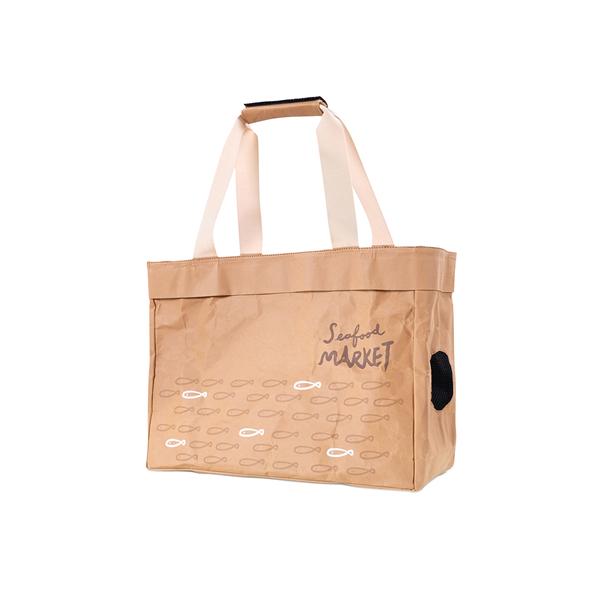 紙袋風デザインのトートキャリーです。個性的な紙袋風デザインクラフト紙素材のトートキャリーです。・リード付きペットが飛び出さないよう、固定することができます。・ベルトカバーショルダーベルトをまとめて持つことができます。・ポケット付き裏面にあり...