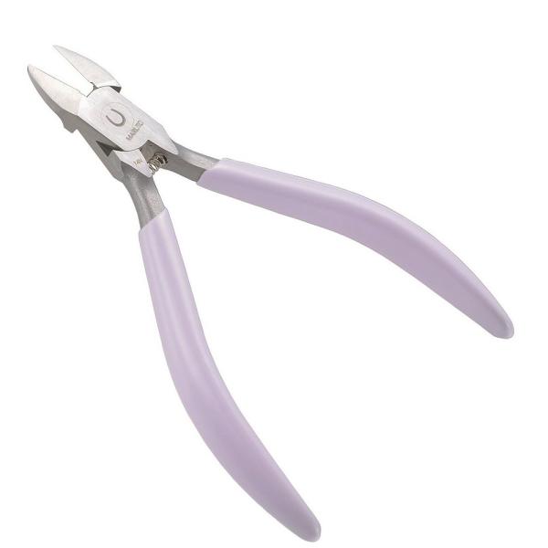 プロが認めた高性能。多くのネイリストが愛用するプロフェッショナル仕様のネイルニッパーです。滑りづらく安全な樹脂グリップです。抜群の切れ味でデリケートな爪も優しくお手入れでき、切った断面は驚くほど滑らかに仕上がります。