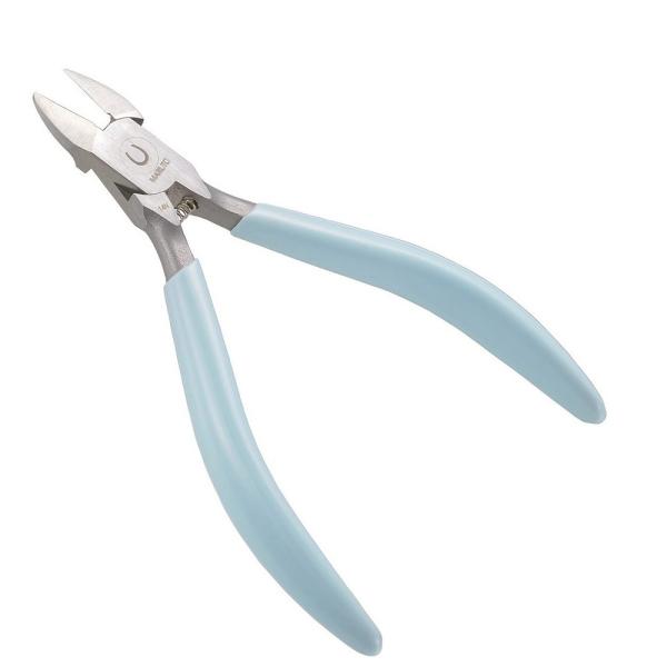 プロが認めた高性能。多くのネイリストが愛用するプロフェッショナル仕様のネイルニッパーです。滑りづらく安全な樹脂グリップです。抜群の切れ味でデリケートな爪も優しくお手入れでき、切った断面は驚くほど滑らかに仕上がります。