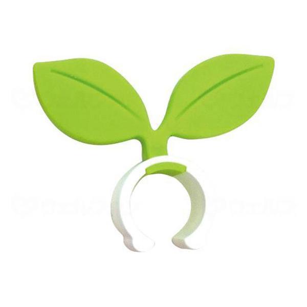 杖に直接取り付けるタイプの杖ホルダーです。机やイス、短い奥行の場所など、色々な所に掛ける事ができます。本体はエラストマー製で滑りにくく、裏の半円部で杖を支えますので、少しの奥行きでも片手で簡単に掛けることができます。材質○取り付け部：ナイロ...