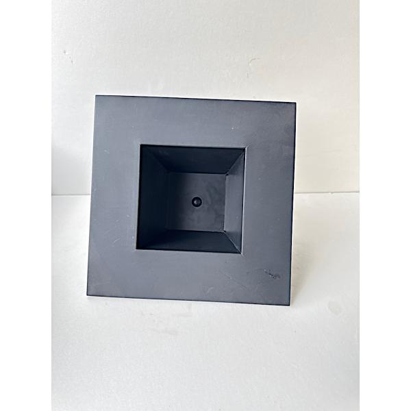 シックなブラックのプラスチック製額縁プランター4号サイズのプラ鉢がそのまますっぽり入り、映える植物に早変わり！斜めに傾斜してお部屋置きサイズ　26cm角　高さ11cm　　　　内側　13.5cm角　別売りの根茎性ベゴニア　Dewdrops も...