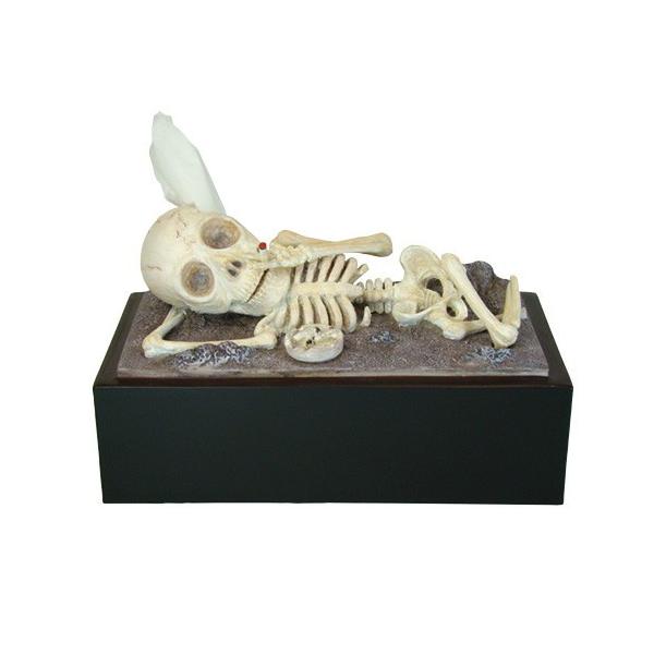 スカルティッシュケース超売れ筋定番製品のスカルティッシュケース精巧に作られた骸骨がモチーフのティッシュケース頭からティッシュがでます● 材質：ポリレジン(本体)・ABS(ケース)● 商品サイズ：幅26×奥13×高17cm● 商品価格：￥2,...