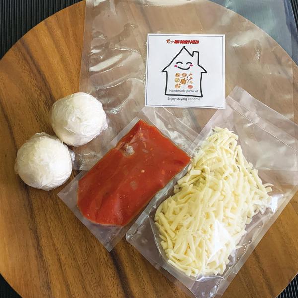 手作りピザキットで、お家でピザパーティーはいかがですか？冷蔵庫にある具材で、自分だけのピザが簡単に作れます。子供会や、キッズパーティーでもご利用いただいております。<br>