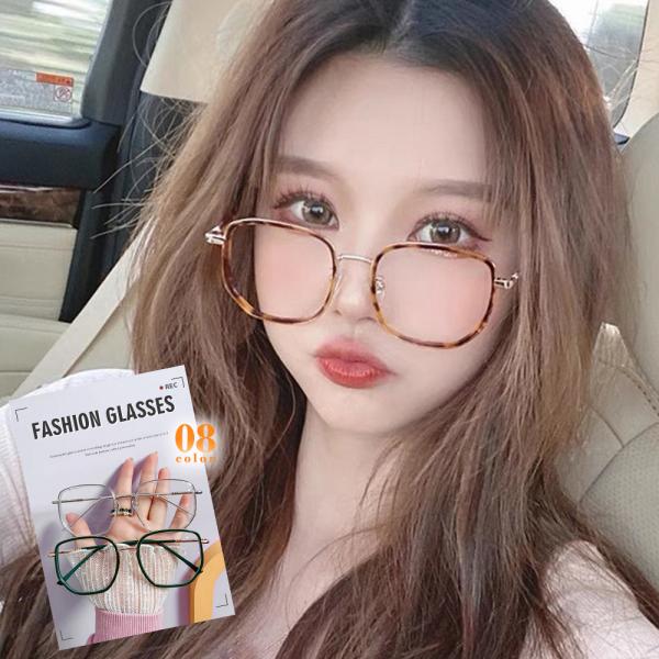 黒と金 黒と銀 ヒョウ柄(茶色系) クリア グレー 茶色 濃い緑 ワインレッド顔の印象やファッション全体のイメージをガラリと変えてくれる、とてもおしゃれなファッションメガネです。ブルーライトもカットできるので、パソコン作業やスマホ利用時にも...