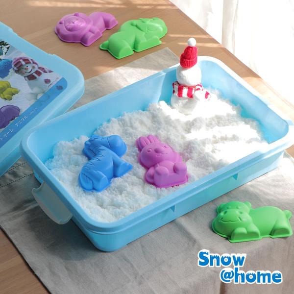 スノーアットホームは不思議な手触りで大人も子供もワクワクします。ギュッと握るとかたまり、指先でほぐすとフワフワ、ホロホロとこぼれ、本物の雪みたい！丸めたり、押し型をつかったり、遊び方は自由です。【rxmas3001-5000】 【xmas3...