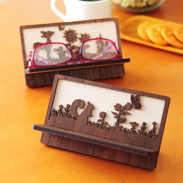 商品番号00-a00163寸法外寸 板(大）特徴シュールながらなぜかかわいい森の動物たちと花のメガネスタンドです。おしゃれでかわいらしいデザインが特徴で、高級感も漂います。木製の素材を使用しており、その温かみと自然な風合いが魅力です。また、...