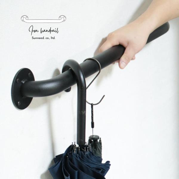 こちらの商品は正午までのご注文で当日発送可能な商品です。(ご予約品・休業日を除きます)※翌日お届けをご指定された場合は時間指定は出来ません。おしゃれなアイアンテイストの手すりです。玄関に取り付ければ、上がる時に壁に手を付ける事がなくなる為、...