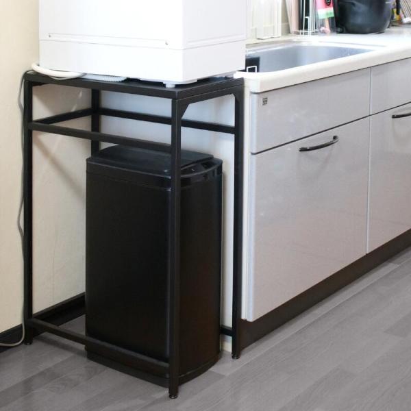 こちらの商品は正午までのご注文で当日発送可能な商品です。(ご予約品・休業日を除きます)※翌日お届けをご指定された場合は時間指定は出来ません。平均的なキッチンの高さに合わせて設計されたキッチンラック。キッチンの隙間を利用してゴミ箱や食洗機など...