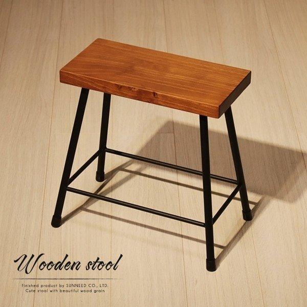 こちらの商品は正午までのご注文で当日発送可能な商品です。(ご予約品・休業日を除きます)※翌日お届けをご指定された場合は時間指定は出来ません。一見ではスツールとは見えない、カウンターテーブルのようなデザイン。ご自宅では勿論、アンティークなイメ...