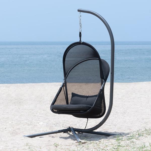 ハンギングチェア、揺りかご椅子、ガーデンチェアしっかりした設計で座るとゆらゆらと心地よさを感じることができますシンプルで重量感のあるブラックカラーが空間のアクセントにクッションと座面は取り外しが可能ですテラスやお庭などでの使用はもちろん、海...