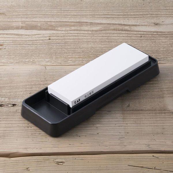 包丁メーカーが考えた、研ぎやすい、本格的な砥石です。包丁を本格的に研ぐには「荒砥石」→「中仕上砥石」→「仕上砥石」の順に、荒い目の砥石から初めて、次第に目の細かい砥石で仕上げていきます。この砥石は最後の仕上げに使用するための、目のとても細か...