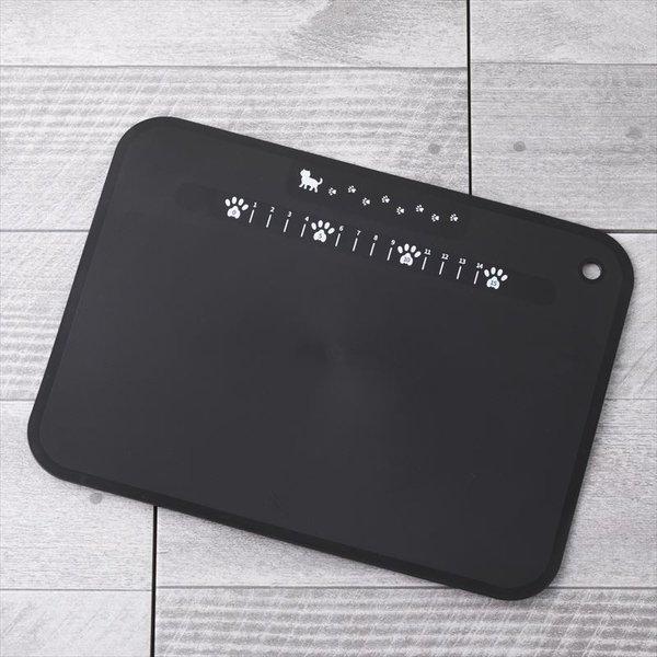 包丁の刃に優しい、エラストマー素材のシートまな板です。1cm刻みの足跡マークが付いているので、食材を切る際の目安にできます。シリーズの包丁・フルーツナイフとおそろいのデザインになっています。プレゼントにも！ネコ好き必見！かわいいまな板 【 ...