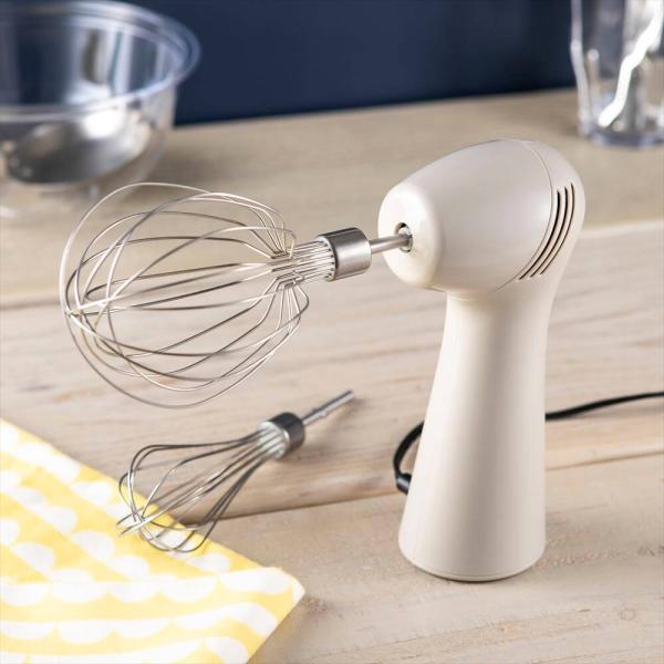 お料理からお菓子作りまで大活躍!手入れが楽でコンパクトなので、気軽に普段使いできるスマートホイッパーです。大きなウィスクはメレンゲやクリーム作りにぴったり!小さなウィスクは200mlの計量カップにも入るサイズで少量泡立てや料理に便利です。※...