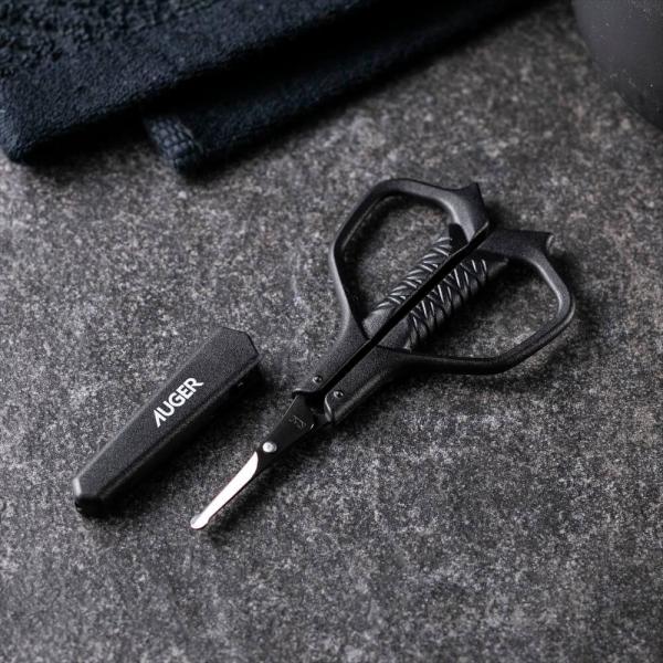 操作性と安定性を兼ね備えた独自のハンドル形状は、厚みがあり持ちやすいのが特長です。刃先は先丸仕上げで、やさしく鼻毛をカットできます。根元近くから毛を切りやすい薄刃を採用しました。