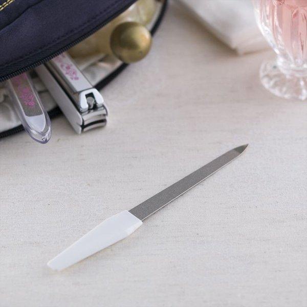 人造サファイアのツメヤスリです。ツメキリで切った後の角を落とすようにツメの輪郭に沿ってヤスリがけしていきます。粗い面でこすった後、細かい面でなめらかに整えるときれいに仕上がります。 【 爆買 】