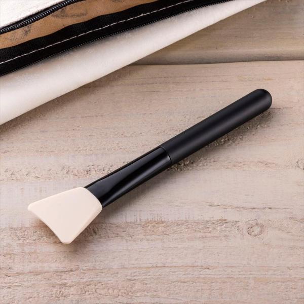 シリコーン製のファンデーションブラシです。人気の「スパチュラメイク」のように、リキッドタイプのファンデーションを薄くのせられるため、崩れにくくムラのない仕上がりに。仕上げにパフでたたき込むとより自然にメイクが完成します。使用後はすぐに水洗い...
