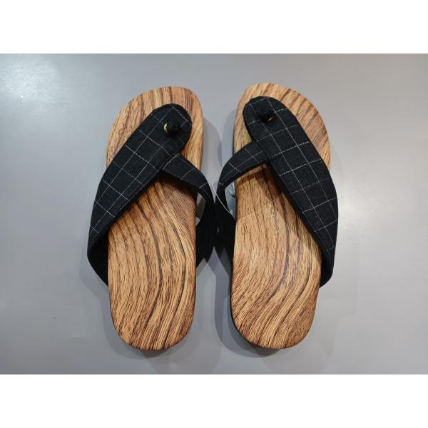 　こちらは、下駄サンダルです。Ｔ字の鼻緒は足と接する部分をネル生地を採用、足の親指と人差し指に当たる部分はビニールチューブで覆い、足の裏と接する部分は木目プリントです。素材は軽くて弾力性のあるポリウレタン製で、裏には滑りにくく削れにくい硬質...