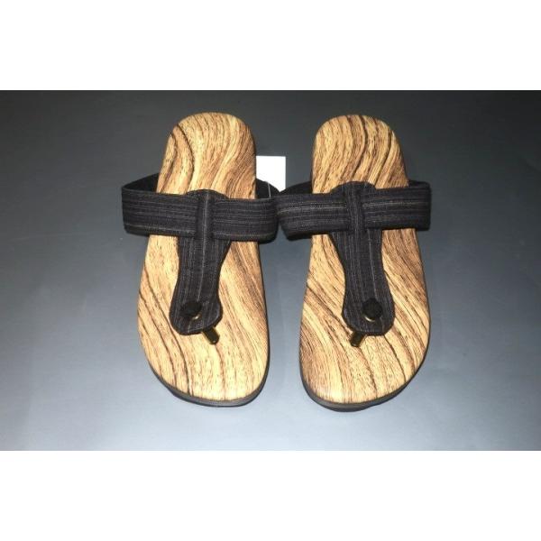 　こちらは、下駄サンダルです。Ｔ字の鼻緒は足と接する部分をネル生地を採用、足の親指と人差し指に当たる部分はビニールチューブで覆い、足の裏と接する部分は木目プリントです。素材は軽くて弾力性のあるポリウレタン製で、裏には滑りにくく削れにくい硬質...