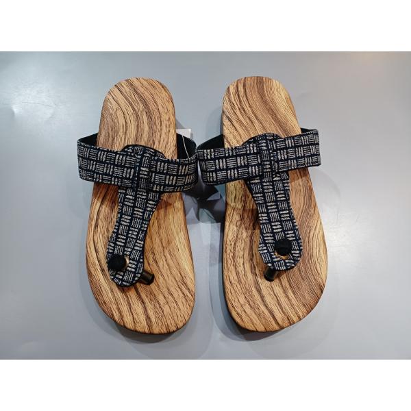 　こちらは、下駄サンダルです。Ｔ字の鼻緒は足と接する部分をネル生地を採用、足の親指と人差し指に当たる部分はビニールチューブで覆い、足の裏と接する部分は木目プリントです。素材は軽くて弾力性のあるポリウレタン製で、裏には滑りにくく削れにくい硬質...