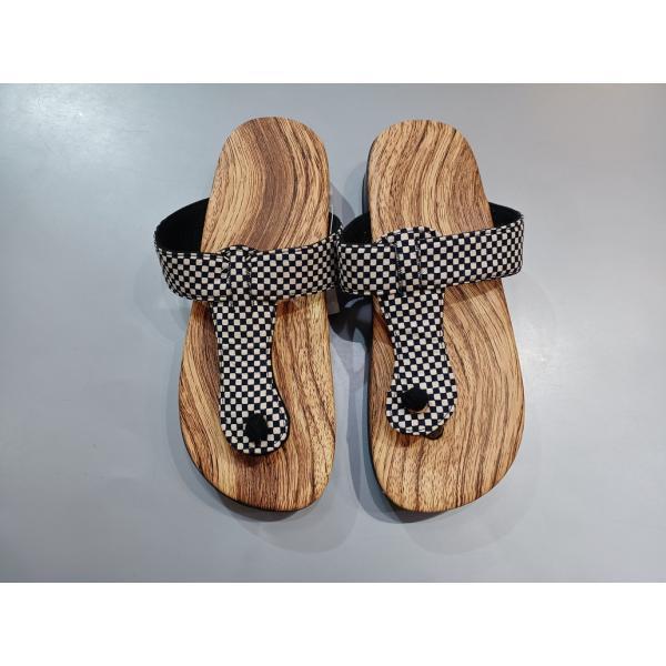 　こちらは、下駄サンダルです。Ｔ字の鼻緒は足と接する部分をネル生地を採用、足の親指と人差し指に当たる部分はビニールチューブで覆い、足の裏と接する部分は木目プリントです。素材は軽くて弾力性のあるポリウレタン製で、裏には滑りにくく削れにくい硬質...