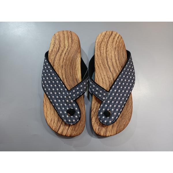 　こちらは、下駄サンダルです。Ｔ字の鼻緒は足と接する部分をネル生地を採用、足の親指と人差し指に当たる部分はビニールチューブで覆い、足の裏と接する部分は木目プリントです。素材は軽くて弾力性のあるポリウレタン製で、裏には滑りにくく削れにくい硬質...