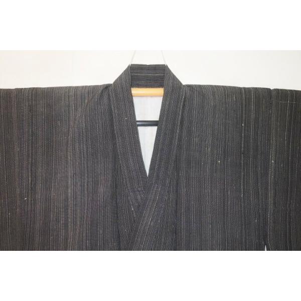 　こちらのお品は本絹夏結城の薄物の紬の着物です。柄行きは夏結城の伝統的な織です。単衣の着物のみです。状態は中古ですの古布ですがまずまずだったので出しました。少し織ムラと右前に小さなシミ、背あてにヤケなどあります。夏結城の伝統的な織のざっくり...