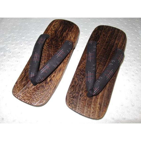 　こちらは 男性焼き桐下駄です。素材は天然焼き桐で汗にも強く手入れのしやすい品です。裏底にゴムのすべり止めつきで、革底と違い滑りにくく、スポンジとも違い、削れにも強いタイプです。鼻緒の裏はソフトな生地を使い、足が痛くなりにくいようにやや厚め...
