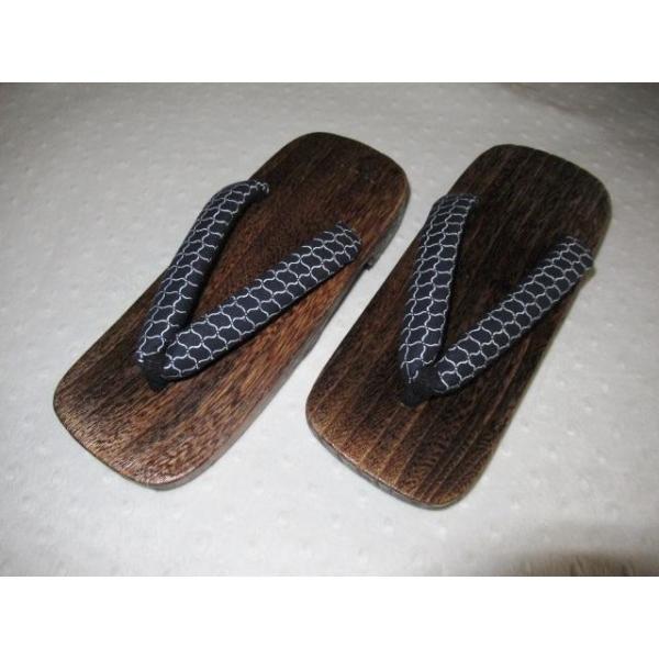 　こちらは 男性焼き桐下駄です。素材は天然焼き桐で汗にも強く手入れのしやすい品です。裏底にゴムのすべり止めつきで、革底と違い滑りにくく、スポンジとも違い、削れにも強いタイプです。鼻緒の裏はソフトな生地を使い、足が痛くなりにくいようにやや厚め...