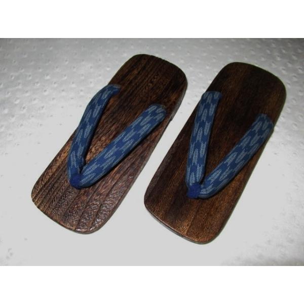 　こちらは 男性焼き桐下駄です。素材は天然焼き桐で汗にも強く手入れのしやすい品です。裏底にゴムのすべり止めつきで、革底と違い滑りにくく、スポンジとも違い、削れにも強いタイプです。鼻緒の裏はソフトな生地を使い、足が痛くなりにくいようにやや厚め...