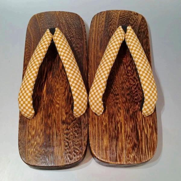 　こちらは 男性焼き桐下駄です。素材は天然焼き桐で汗にも強く手入れのしやすい品です。裏底にゴムのすべり止めつきで、革底と違い滑りにくく、スポンジとも違い、削れにも強いタイプです。鼻緒の裏はソフトな生地を使い、足が痛くなりにくいようにやや厚め...