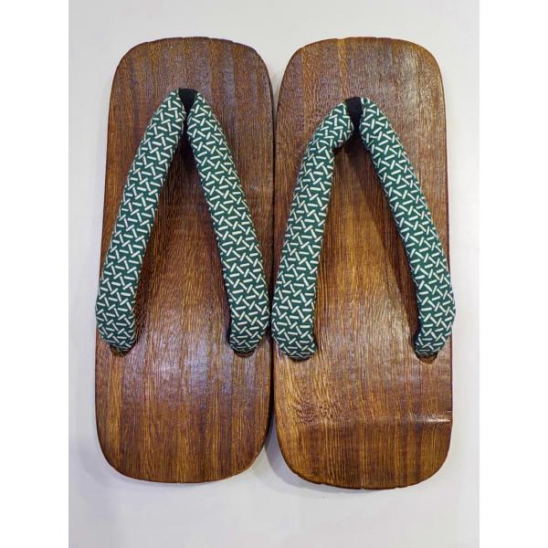 　こちらは 男性焼き桐下駄です。素材は天然焼き桐で汗にも強く手入れのしやすい品です。裏底にゴムのすべり止めつきで、革底と違い滑りにくく、スポンジとも違い、削れにも強いタイプです。鼻緒の裏はソフトな生地を使い、足が痛くなりにくいようにやや厚め...