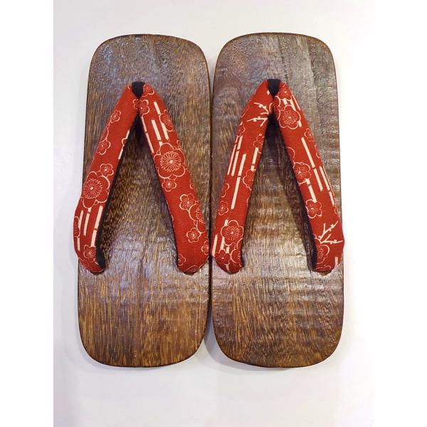 　こちらは 男性焼き桐下駄です。素材は天然焼き桐で汗にも強く手入れのしやすい品です。裏底にゴムのすべり止めつきで、革底と違い滑りにくく、スポンジとも違い、削れにも強いタイプです。鼻緒の裏はソフトな生地を使い、足が痛くなりにくいようにやや厚め...